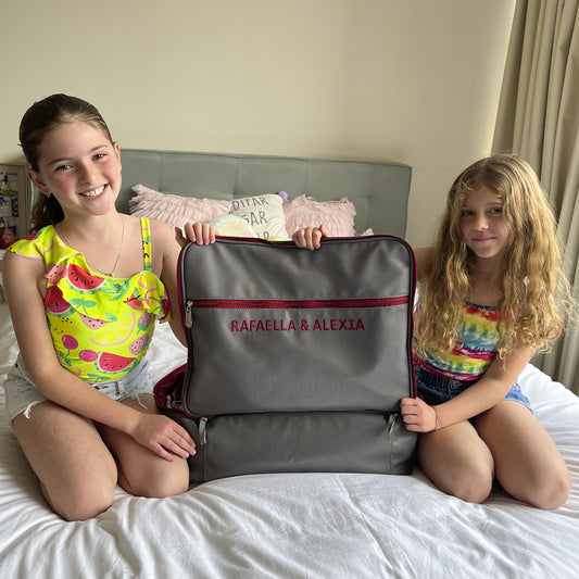 Maletita Shinny Bordada – Silver (Bordado personalizado en hilo Guinda)